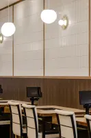 격자 프레임과 글로브 조명이 어우러진 세련된 한식당